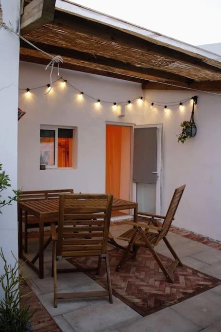 Appartamento Cozy Townhouse With Patio Raposeira  Esterno foto